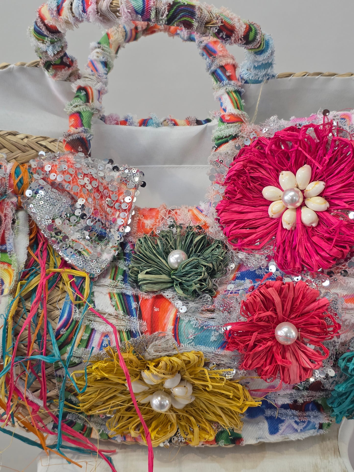 Korb mit Blumen und Pailetten