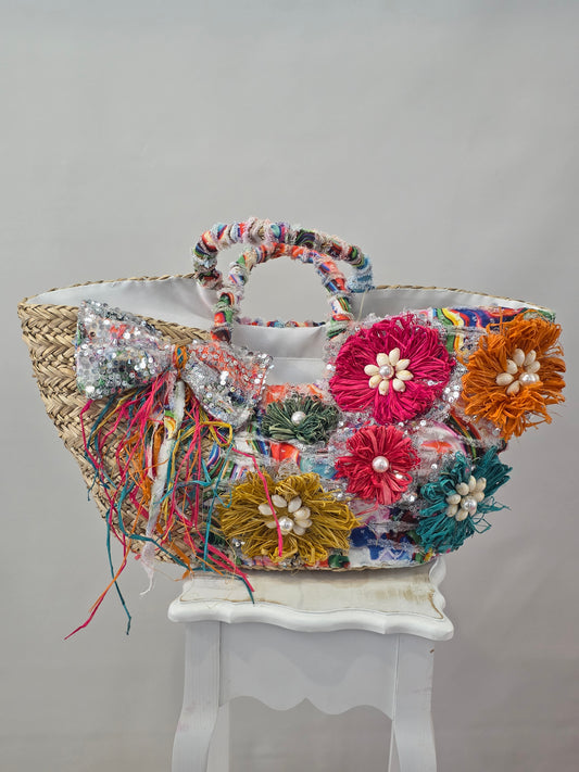 Korb mit Blumen und Pailetten